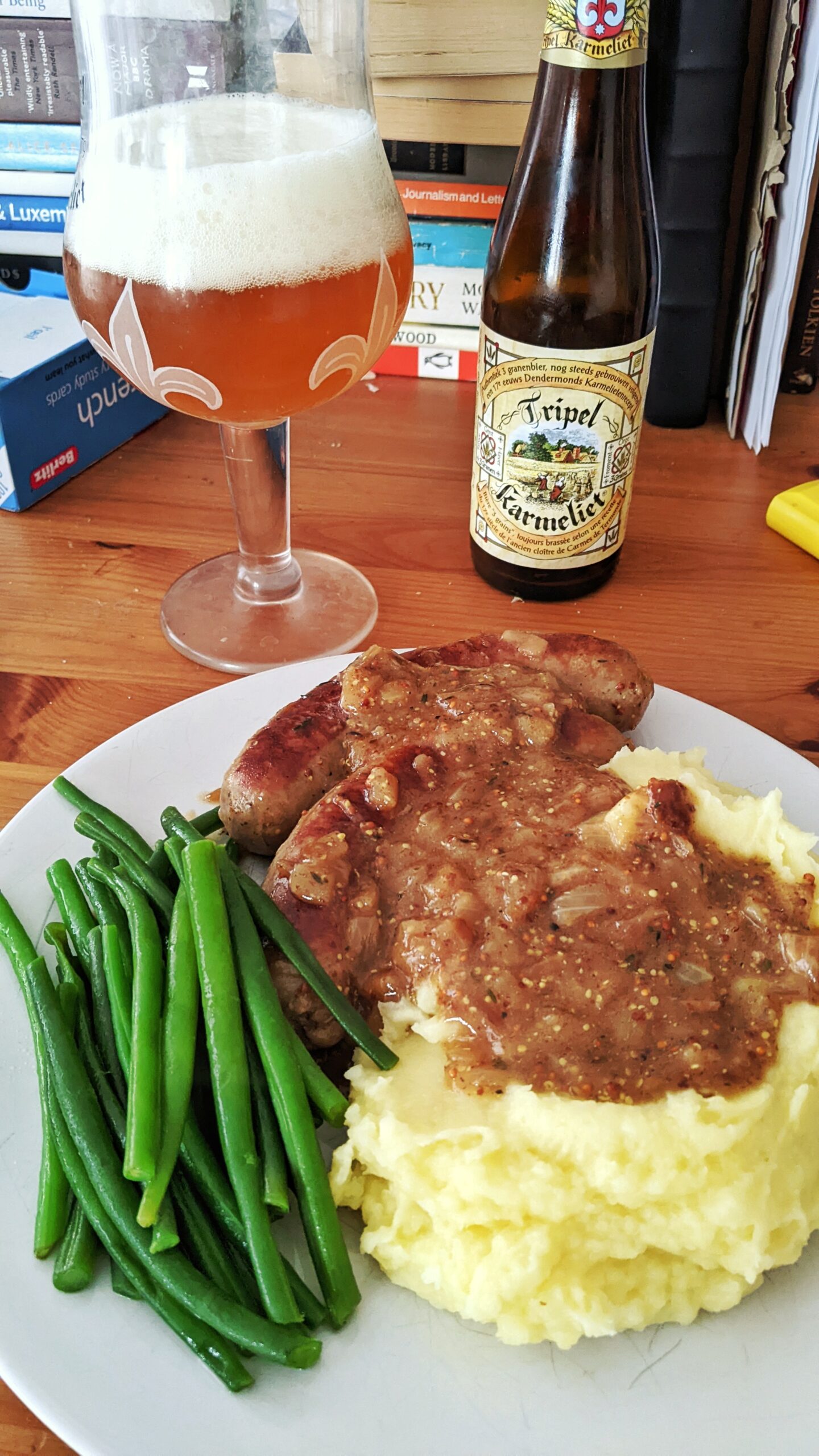 🍴 Ate Sausage and mash with a mustard gravy and green beans